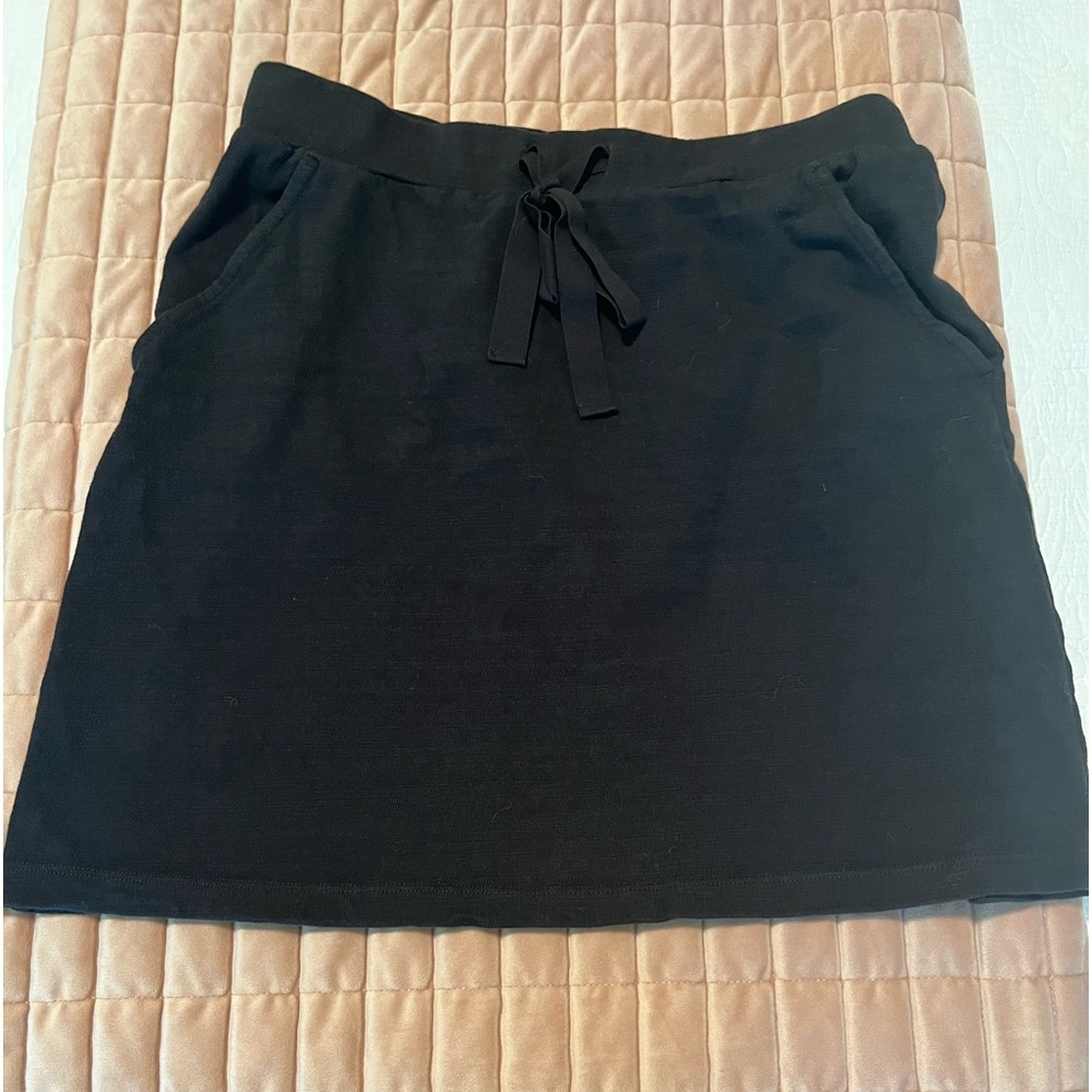 LOFT outlet black skirt. So Med worn once/like new condition. Super comfortable